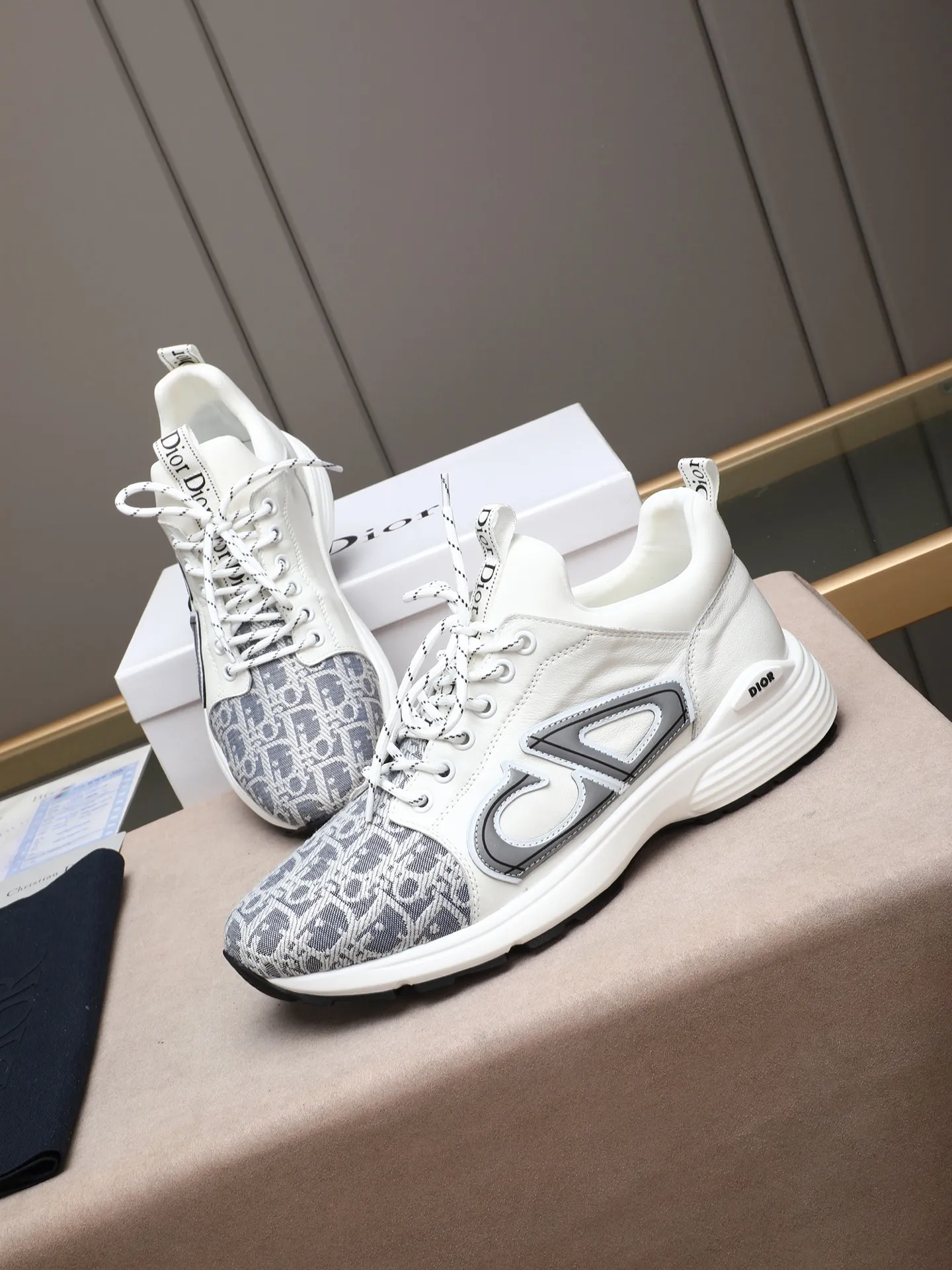 Men's shoes 💰460 💰Dior [Dior] 😘😘High-end series of casual men's shoes, simple and elegant👍👍👍The upper is made of first-layer genuine leather spliced ​​with Dior's special material [sun][sun]; imported first-layer sheepskin lining; special outsole, wear-resistant, lightweight, the overall design is harmonious and unified without lacking personality 👣🌟✨You deserve it! 5 colors😍Sizes 38~44. (45 custom-made) The picture above is a big seller🔥🔥🔥